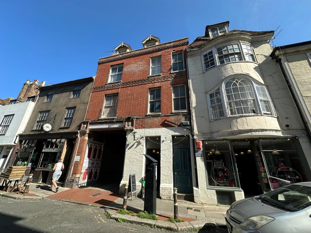 Lot: 166 - ONE-BEDROOM FLAT FOR INVESTMENT - HIGH STREET LOCATION - Front of property